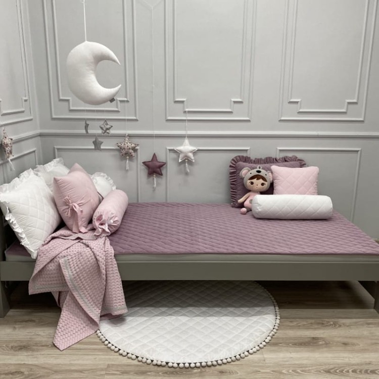 Jagodowa pikowana narzuta velvet – elegancka narzuta dziecięca