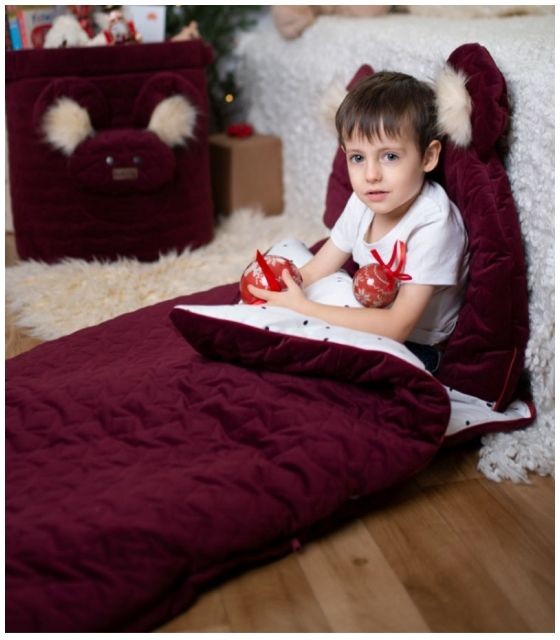 Śpiworek do spania Sleepover Stars Maroon – bordowy śpiworek dziecięcy z tkaniny Minky i bawełny