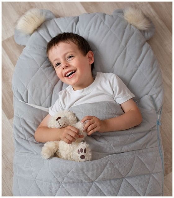 Śpiworek do spania Sleepover Triangles Light Grey – jasnoszary śpiworek dziecięcy z tkaniny Minky i bawełny w wzór trójkątów