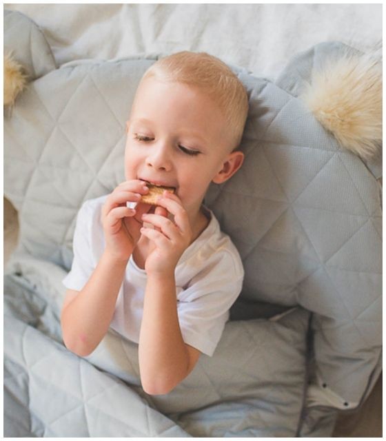 Śpiworek do spania Sleepover Triangles Light Grey – jasnoszary śpiworek dziecięcy z tkaniny Minky i bawełny w wzór trójkątów