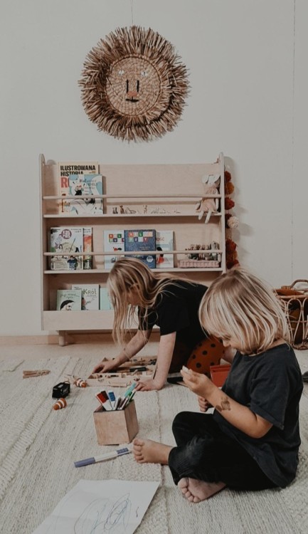 Drewniany regał biblioteczka dla dzieci