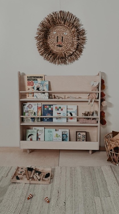 Drewniany regał biblioteczka dla dzieci