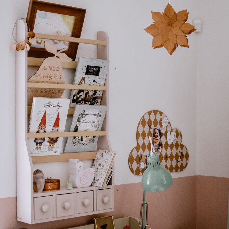 Wisząca półka na książki dla dzieci z szufladkami z drewna brzozowego