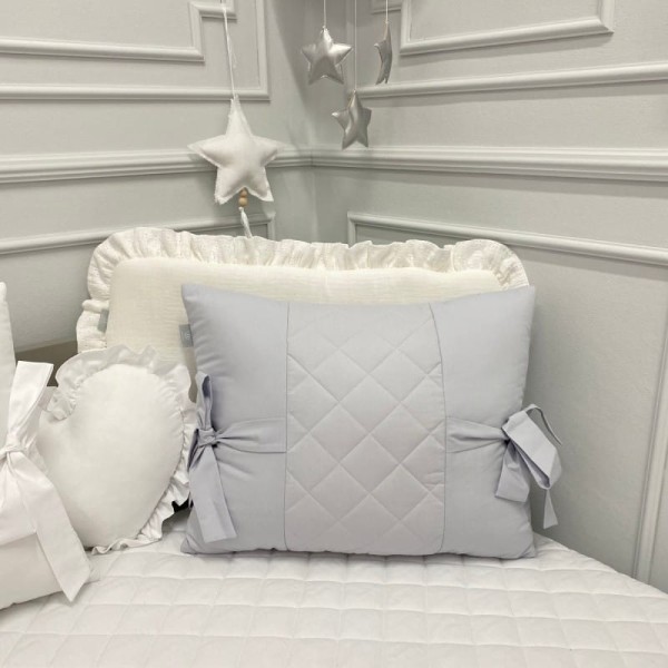 Pikowana Poduszka z Kokardami 37 x 48 cm – dekoracja pokoju dziecięcego