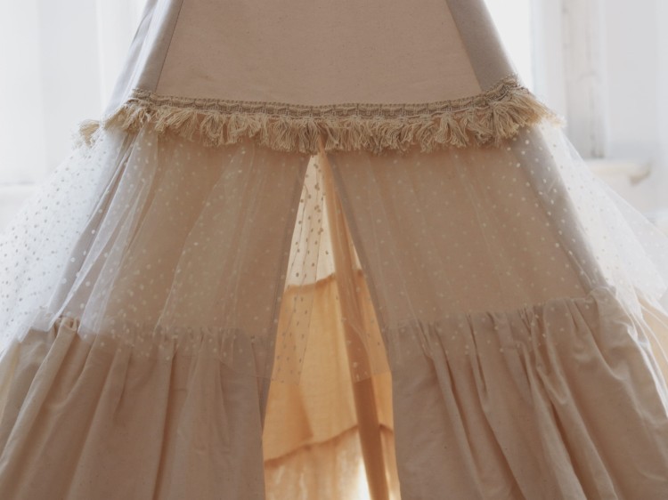 tipi-z-falbanami-shabby-chic-namiot-zabawa-pokoj-dzieciecy-dziecko-dekoracja.jpg