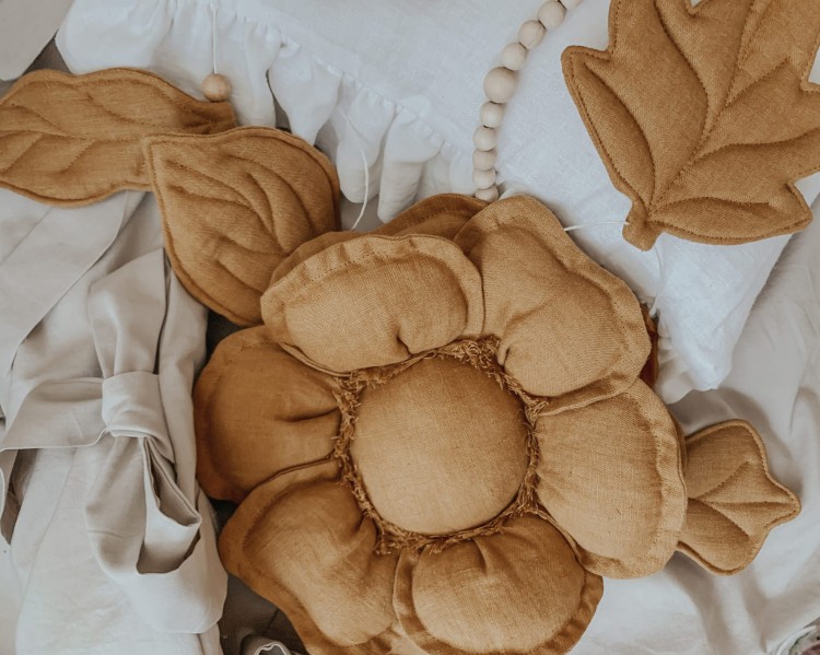 Lniany kwiatek dekoracyjny karmel do pokoju dziecka