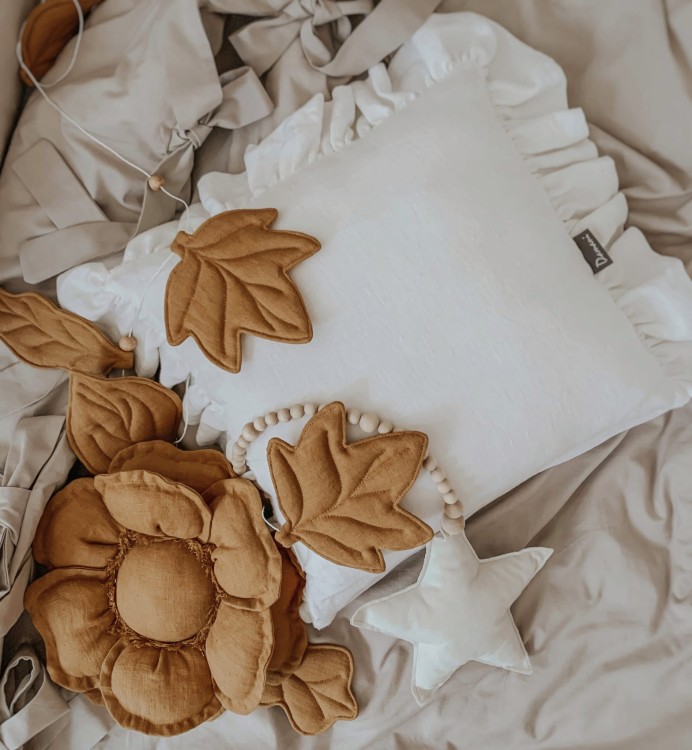 Lniany kwiatek dekoracyjny karmel do pokoju dziecka