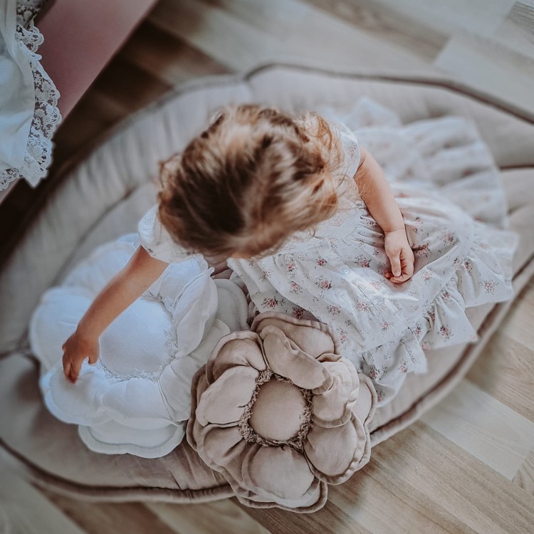 Lniany kwiatek dekoracyjny naturalny do pokoju dziecka
