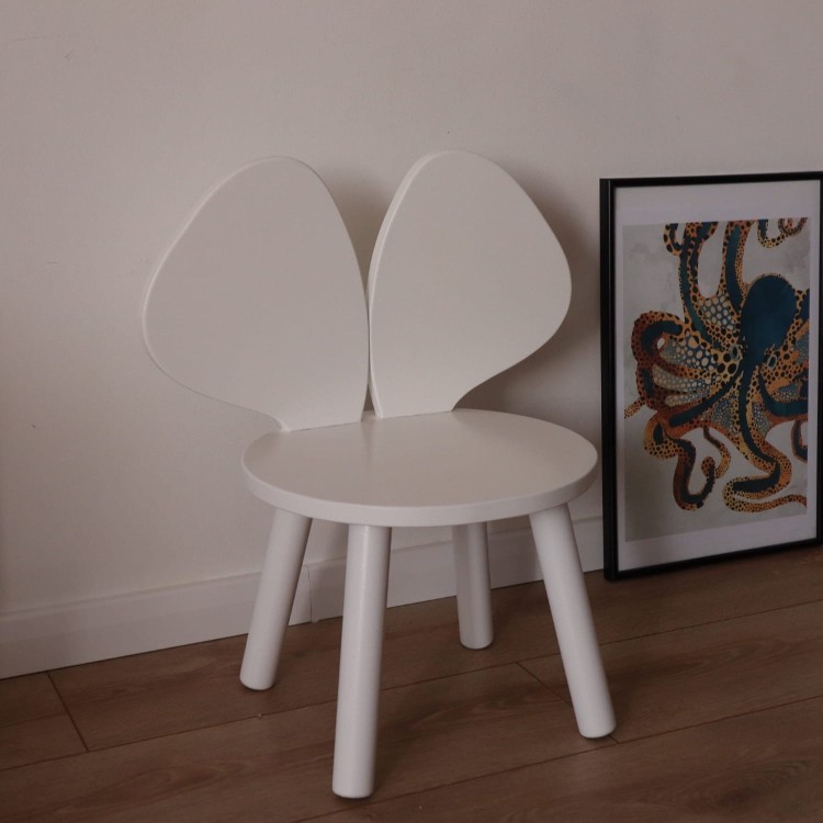 drewniane krzesełko dla dzieci Myszka z litego drewna bukowego w białym kolorze