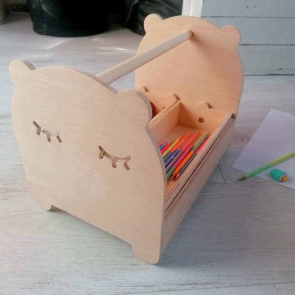 drewniany pojemnik na kredki dla dziecka z motywem misia organizer na biurko dziecka