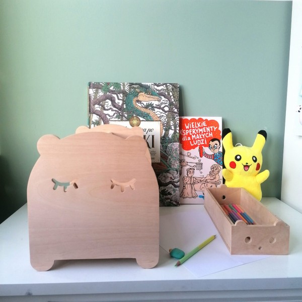 drewniany pojemnik na kredki dla dziecka z motywem misia organizer na biurko dziecka