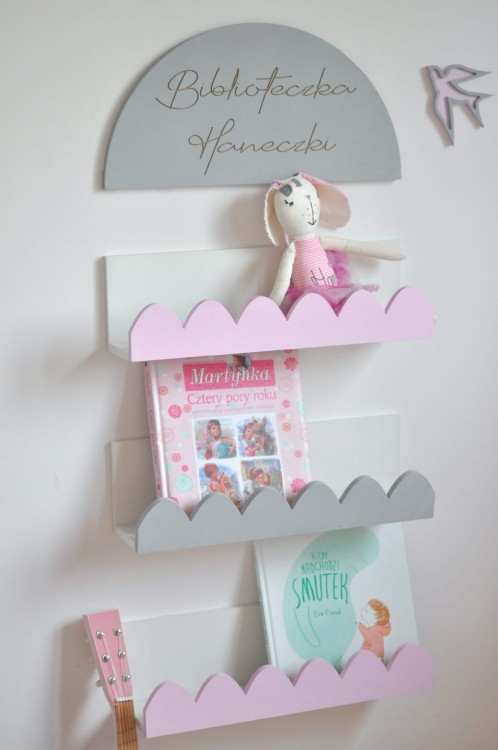 Drewniana biblioteczka dziecięca z trzema półkami na książki