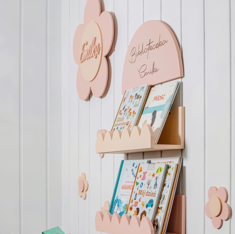 Drewniana biblioteczka dziecięca z trzema półkami na książki